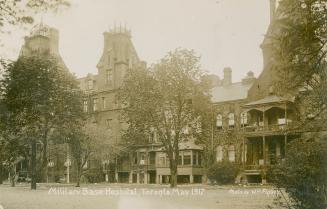 Black and white picture of a huge Victorian hospital complex.