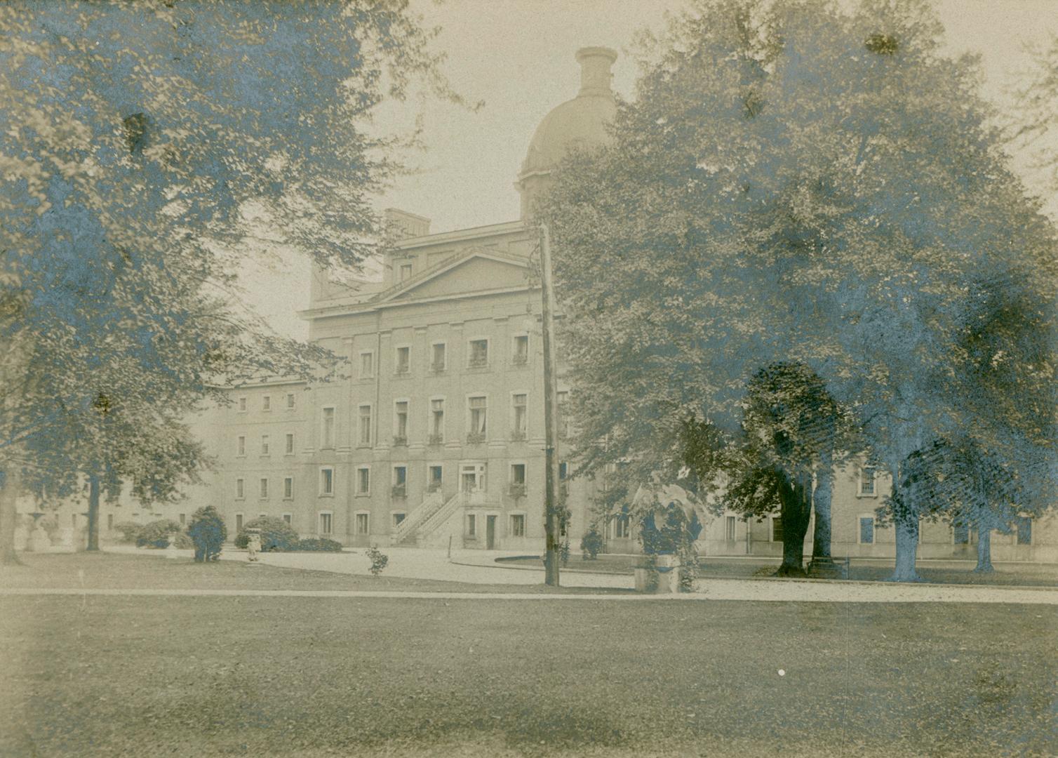 Black and white photograph of a large hospital complex.