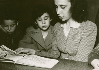 Librarian Marguerite Bagshaw reading to children at Boys and Girls House