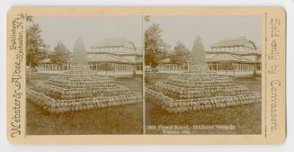 Pictures show a pyramid of flower with four levels and a pillar in the center. 