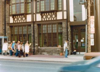 Picture of library showing large sign. 