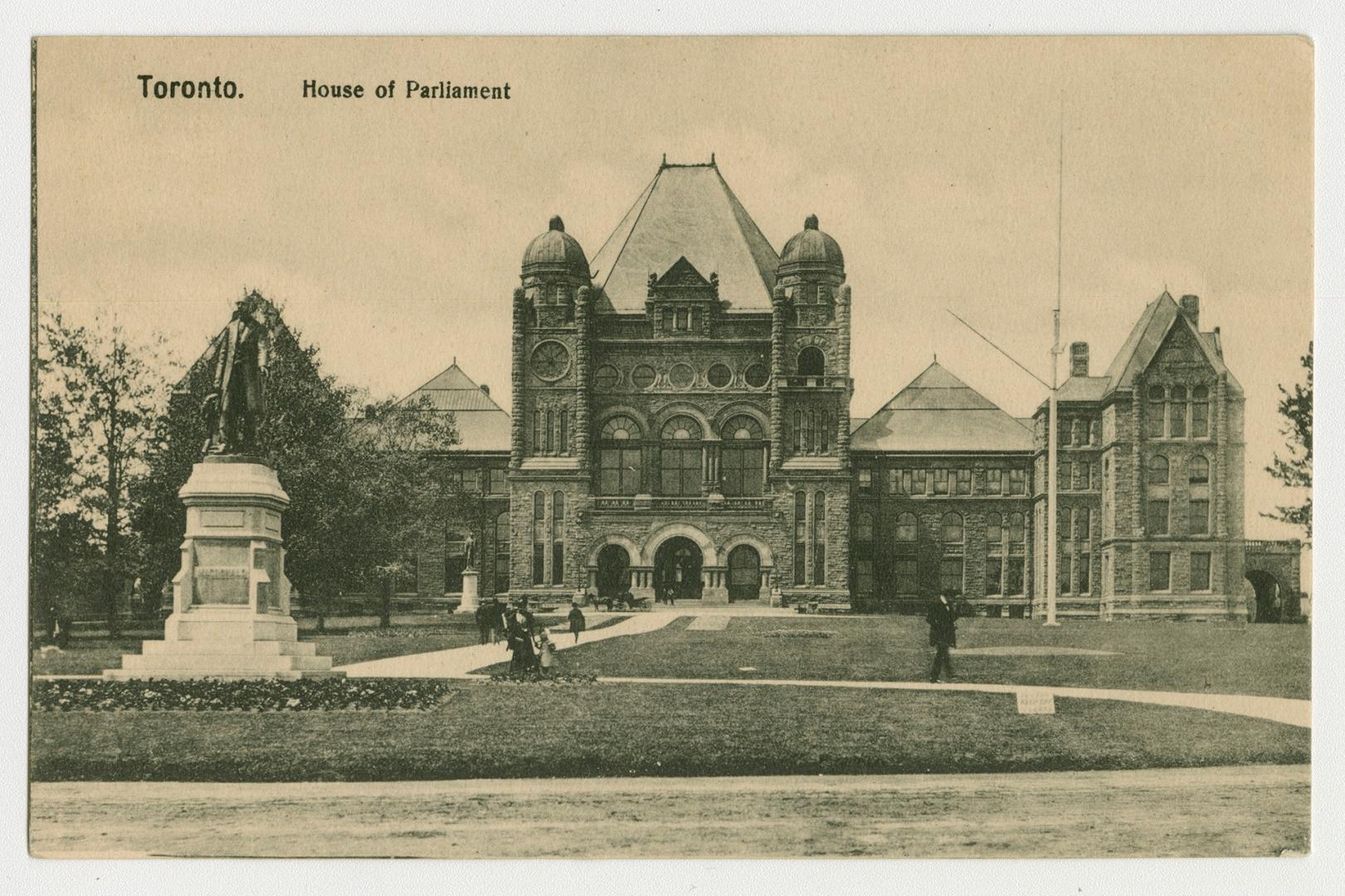 Black and white photograph of a large government building in the Ricardsonian Romanesque style.