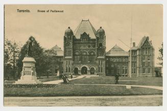 Black and white photograph of a large government building in the Ricardsonian Romanesque style.